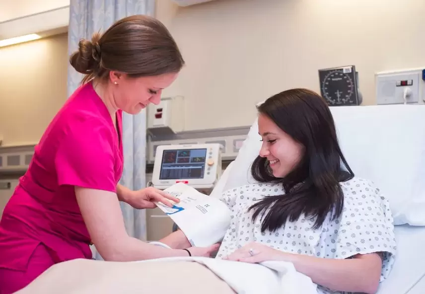 Un medico misura la pressione sanguigna di un paziente per diagnosticare l'ipertensione. 