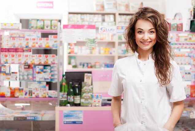 farmacista e farmaci per l'ipertensione in una farmacia